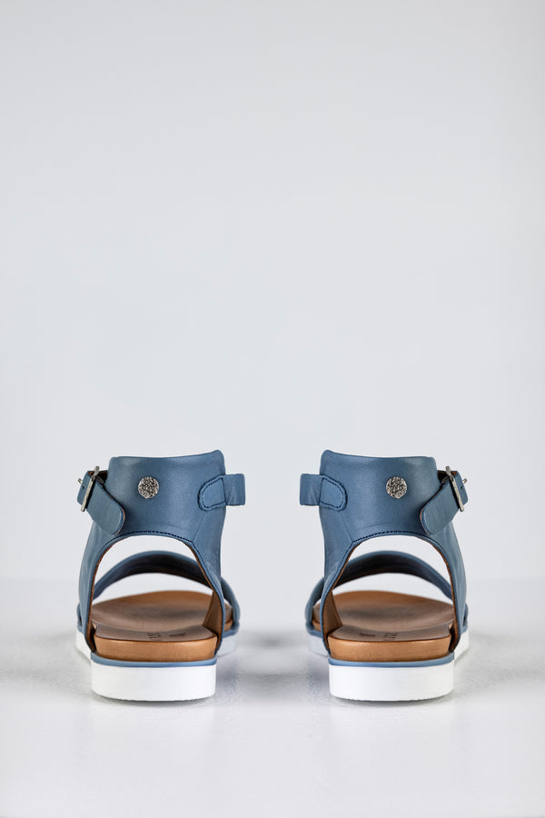 Leather flat sandals with buckle