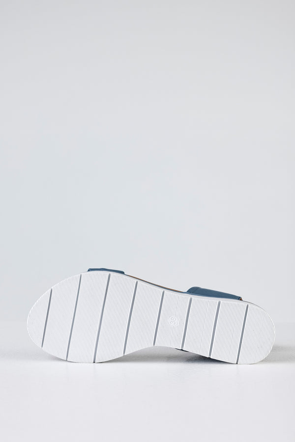 Leather flat sandals with buckle