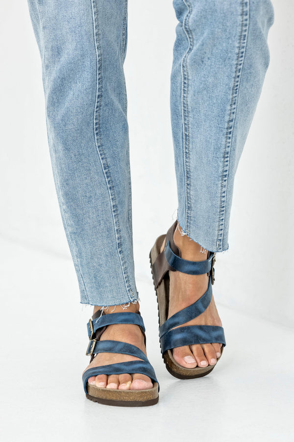 Leather sandals with buckles