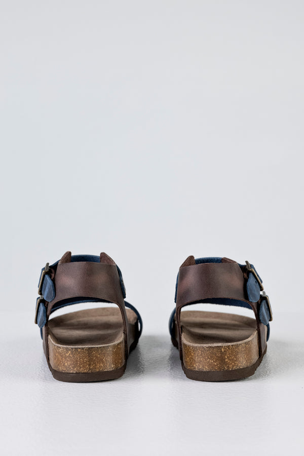 Leather sandals with buckles