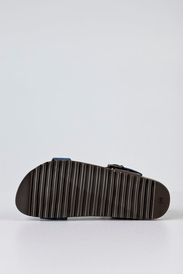 Leather sandals with buckles