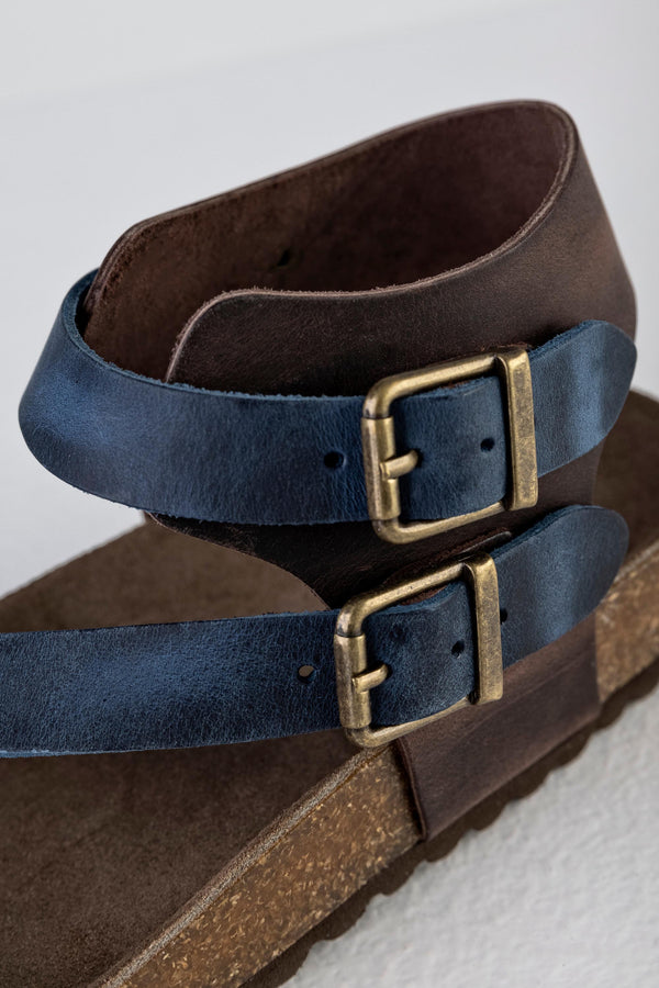 Leather sandals with buckles
