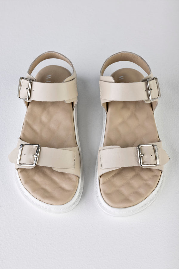 Leather sandals with buckles