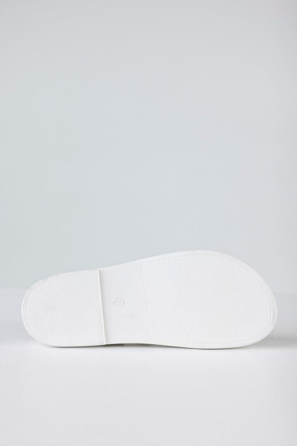 Leather sandals with buckles