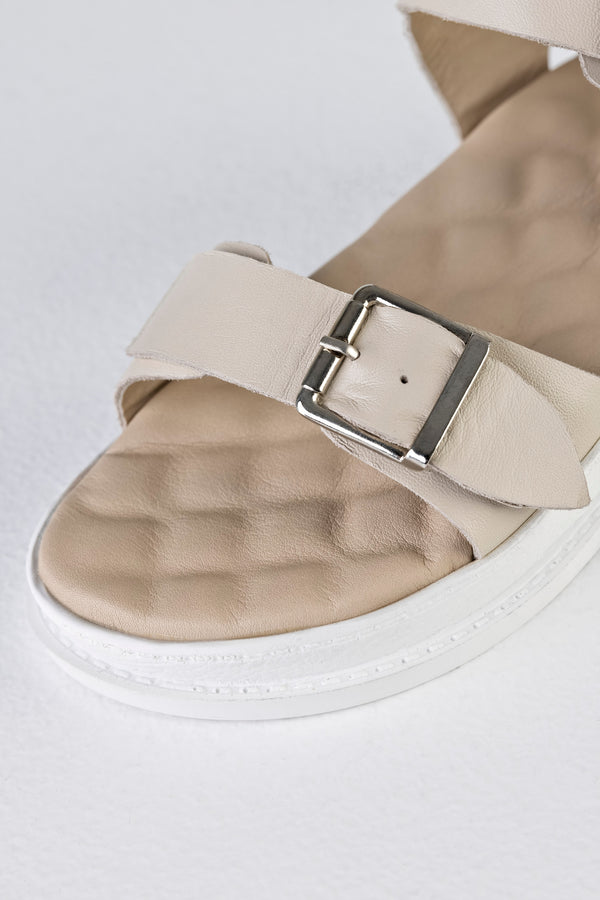 Leather sandals with buckles