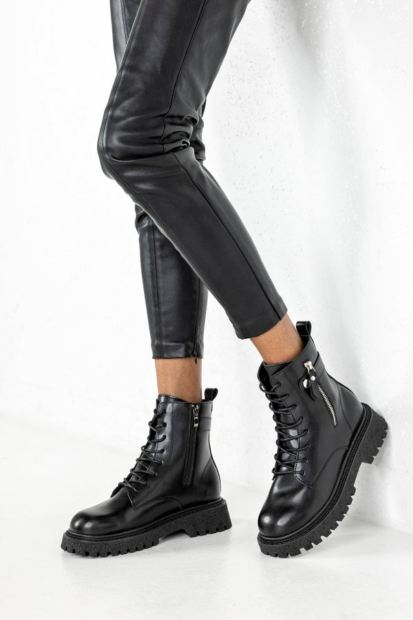 Lace-up boots with buckle
