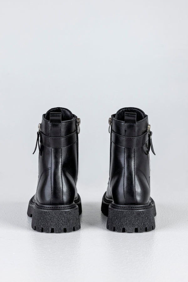 Lace-up boots with buckle