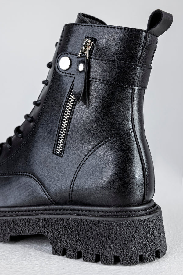 Lace-up boots with buckle