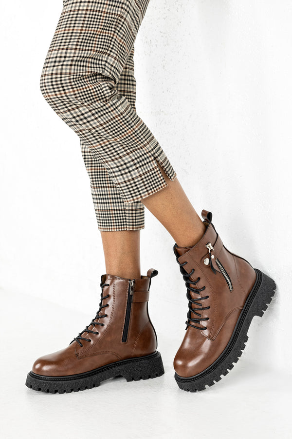 Lace-up boots with buckle