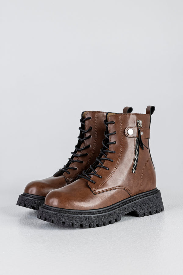 Lace-up boots with buckle