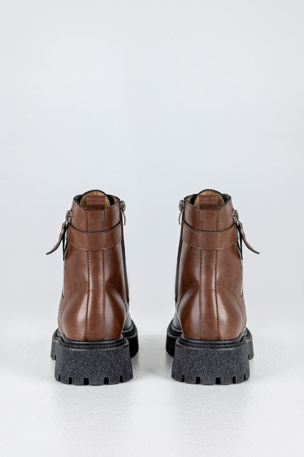Lace-up boots with buckle