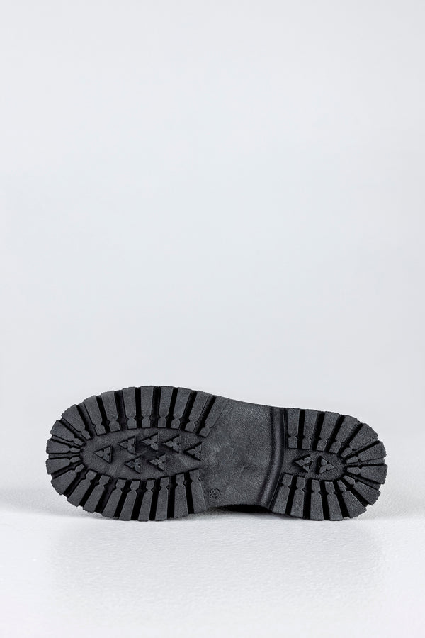 Lace-up boots with buckle