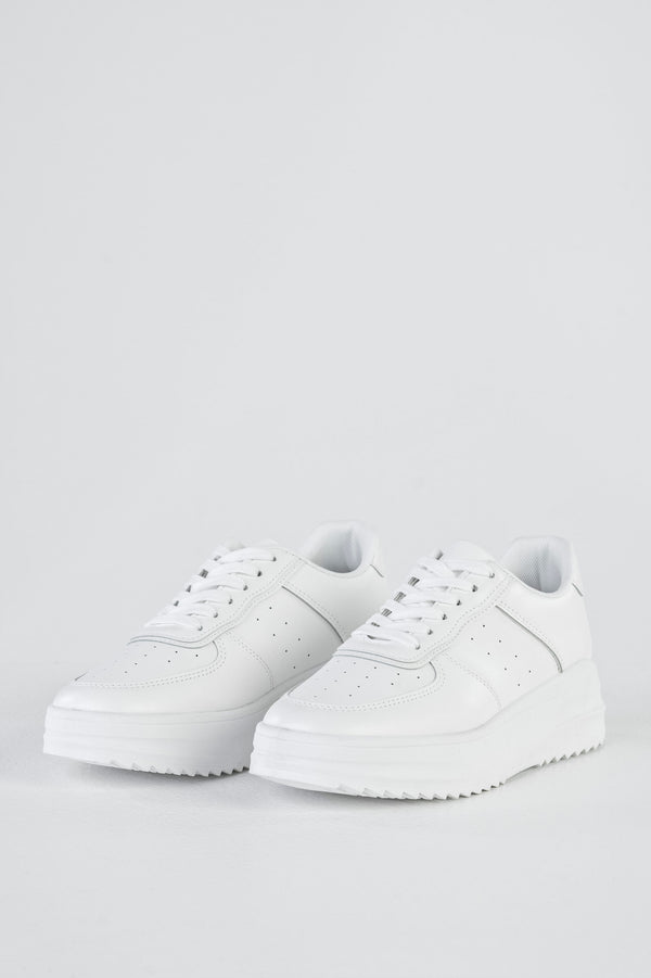Lace-up fastening sneakers
