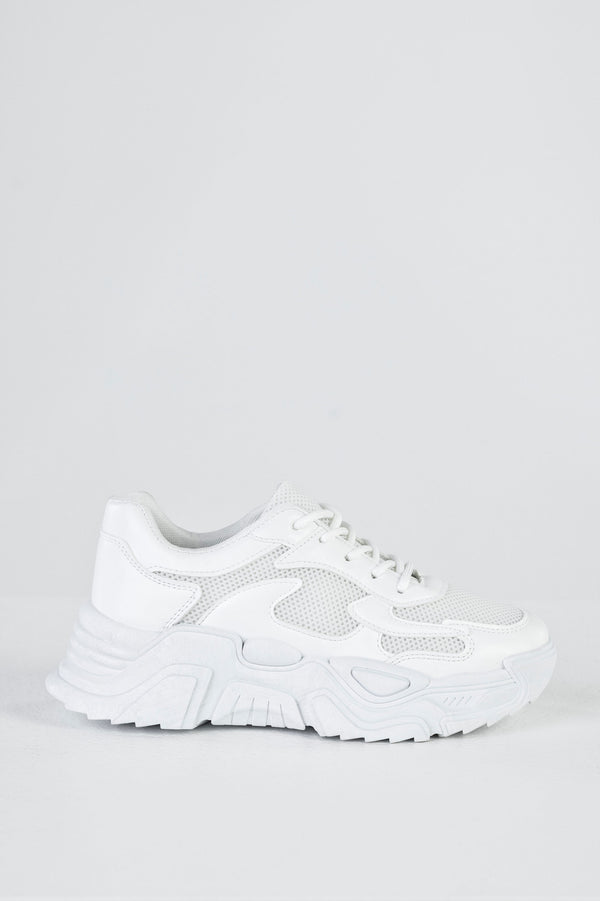 Lace-up fastening sneakers