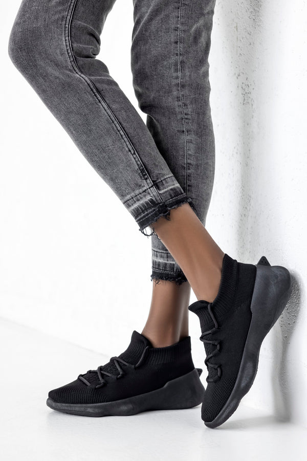 Knitted sneakers with laces