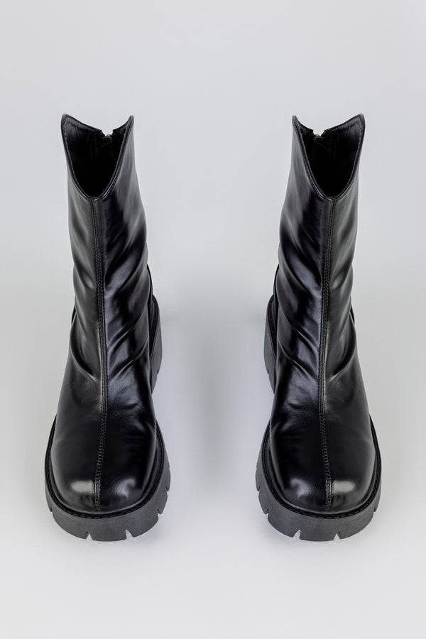 Zip back fastening boots