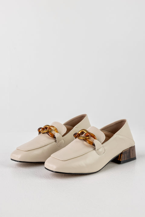 Heeled loafers with chain