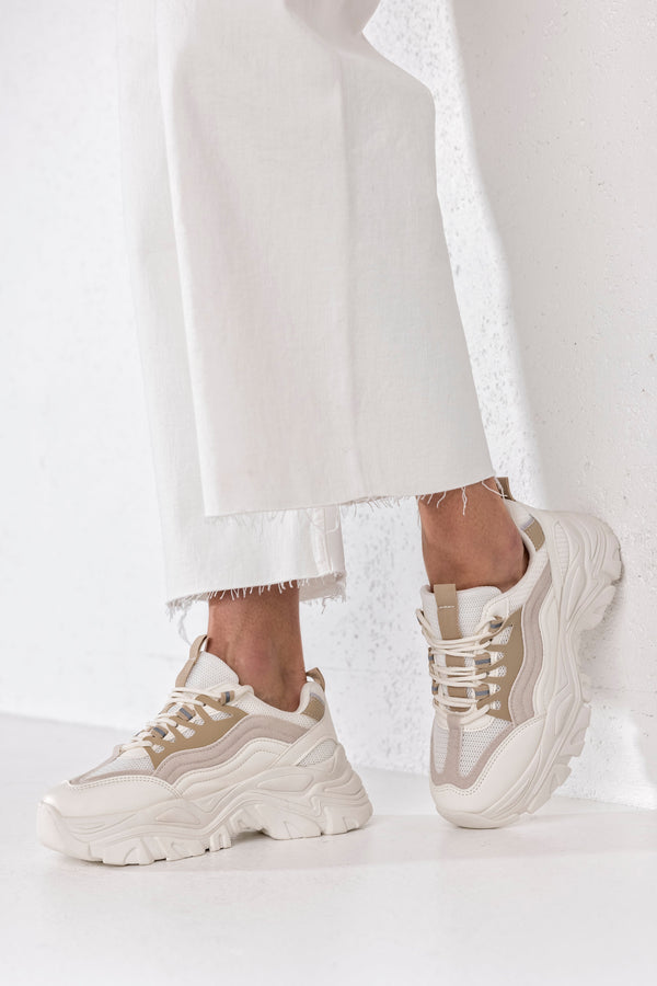 Lace-up fastening sneakers
