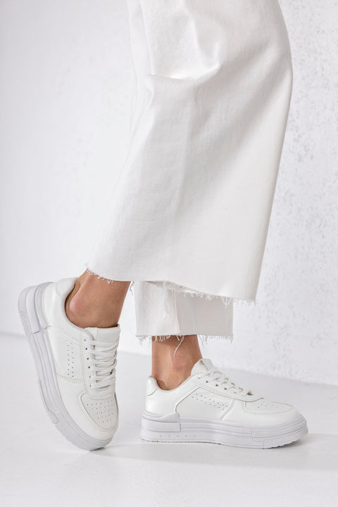 Lace-up fastening sneakers