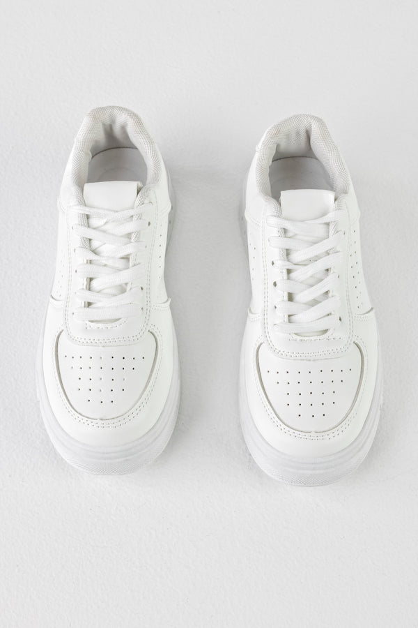 Lace-up fastening sneakers