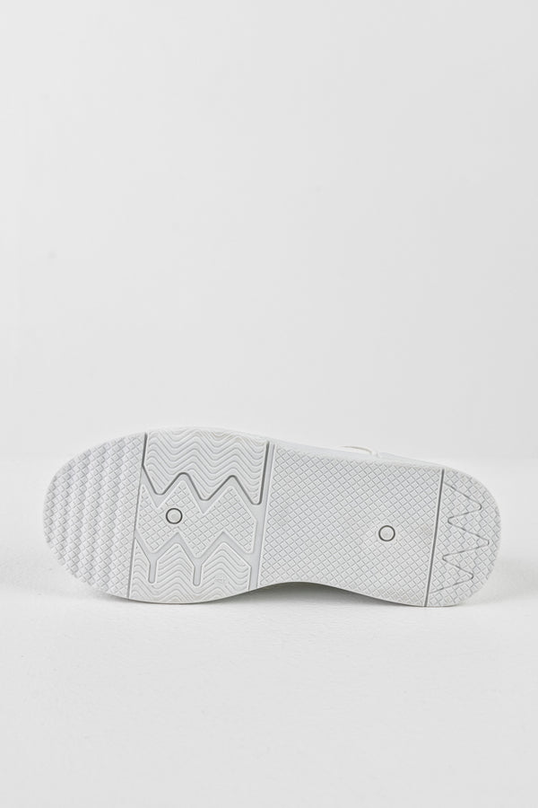 Lace-up fastening sneakers