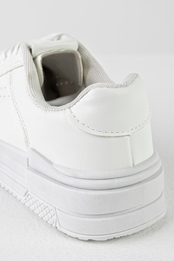 Lace-up fastening sneakers