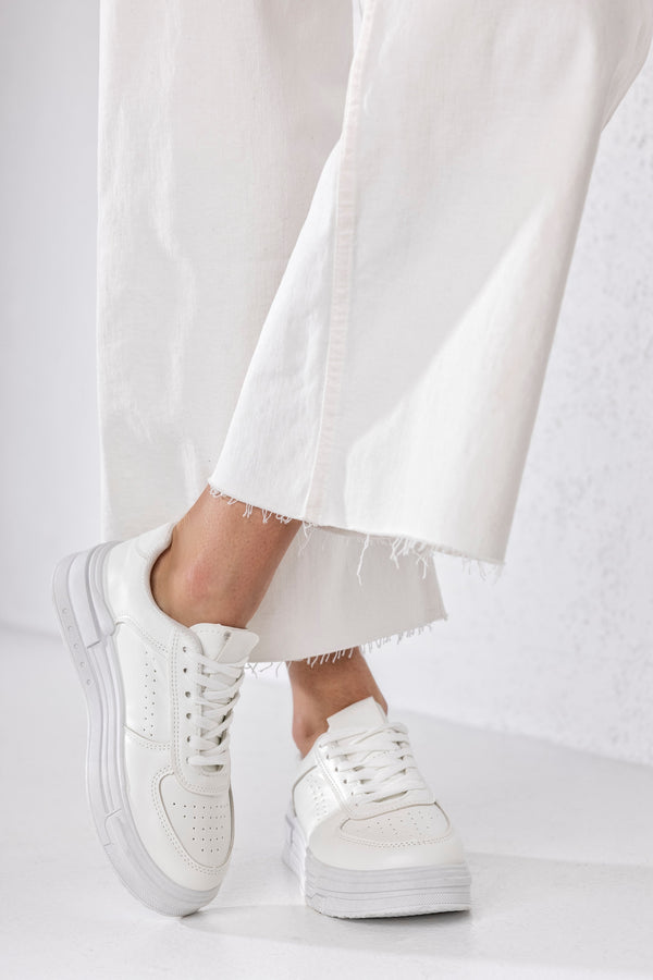 Lace-up fastening sneakers