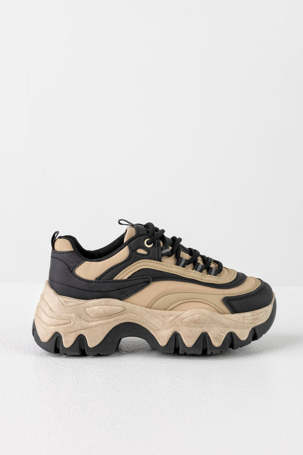 Lace-up fastening sneakers