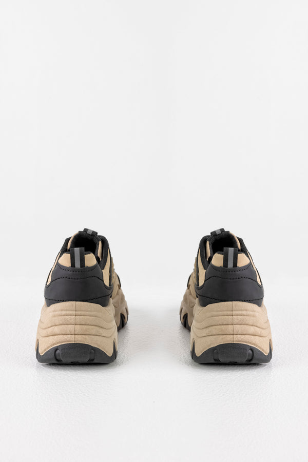 Lace-up fastening sneakers