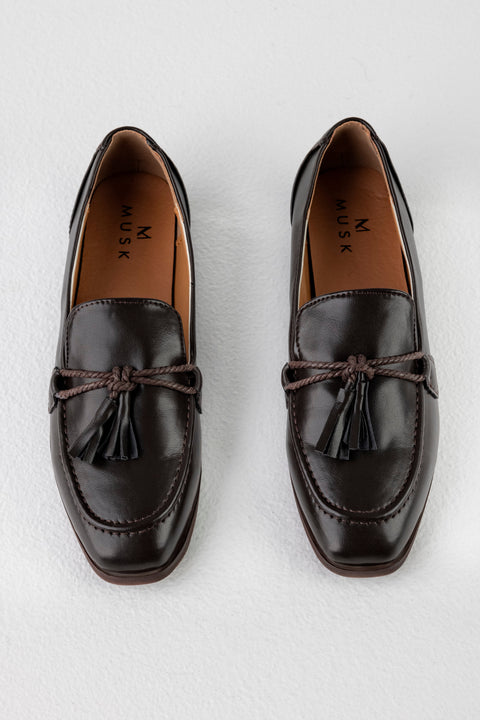 Loafers with tassels