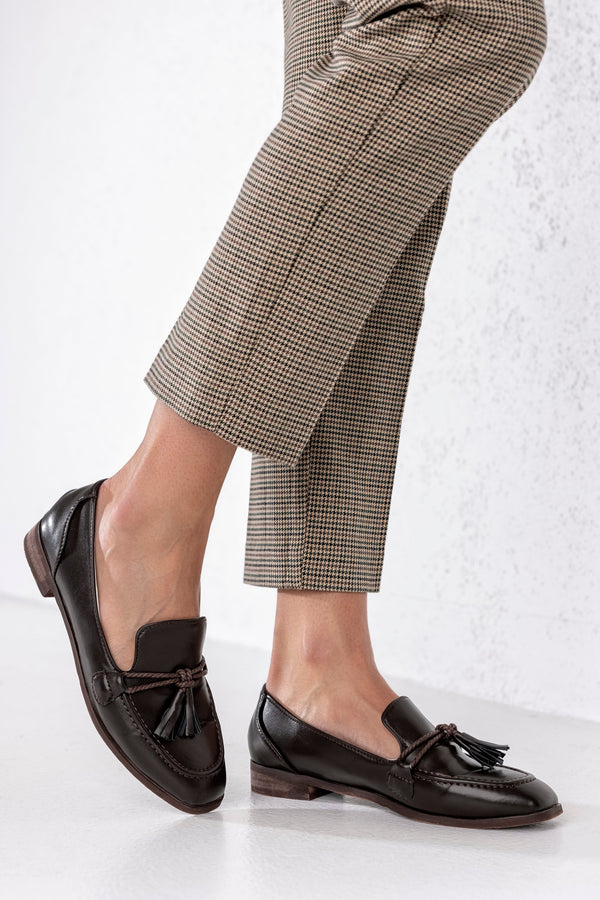 Loafers with tassels