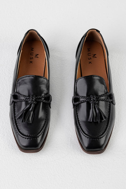 Loafers with tassels