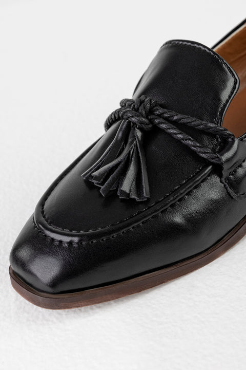 Loafers with tassels