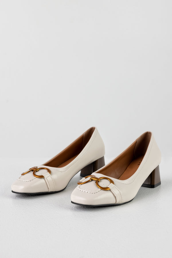 Heeled loafers with chain