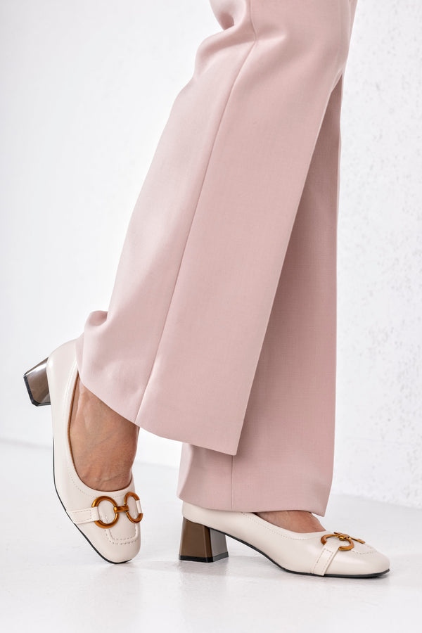 Heeled loafers with chain