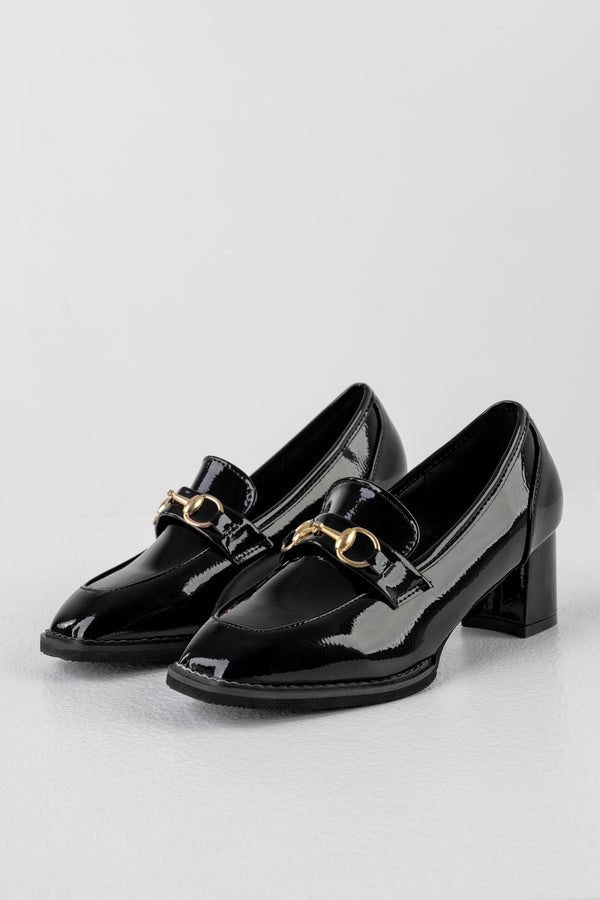 Heeled patent women shoes with chain