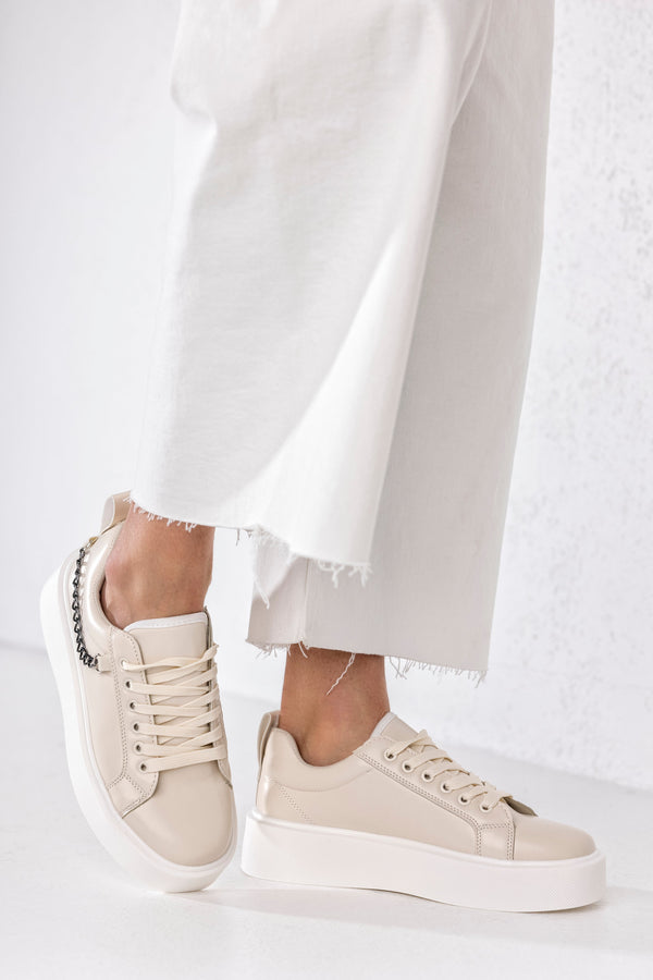 Lace-up fastening sneakers with chain on the side