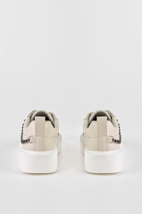 Lace-up fastening sneakers with chain on the side