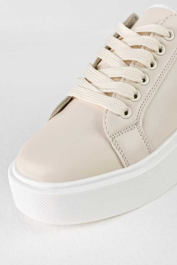 Lace-up fastening sneakers with chain on the side