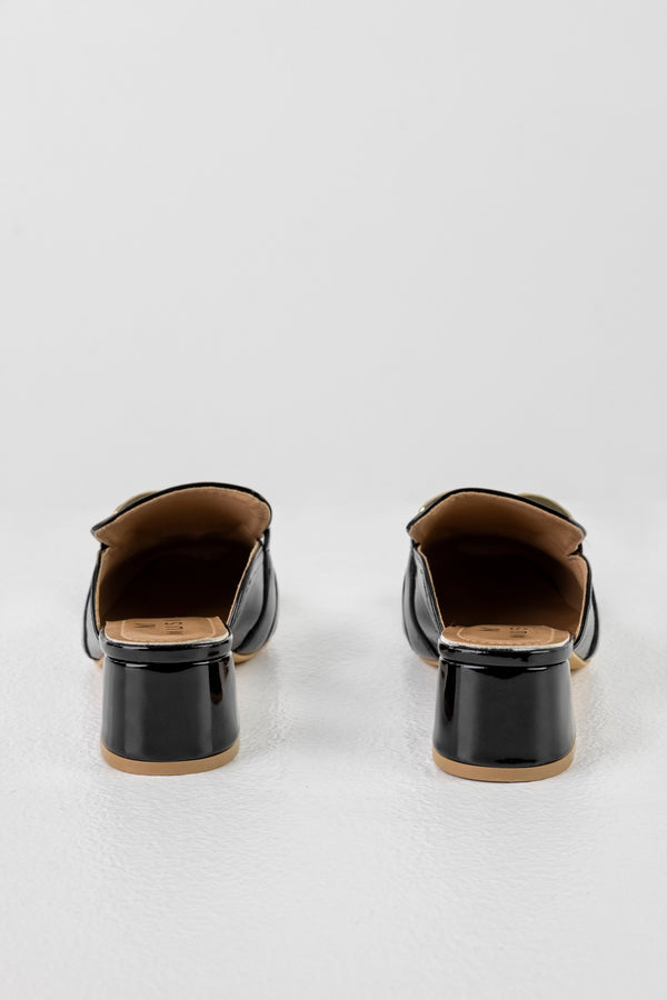 Heeled mules with chain