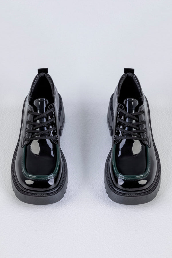 Chaussures à lacets et à semelles épaisses