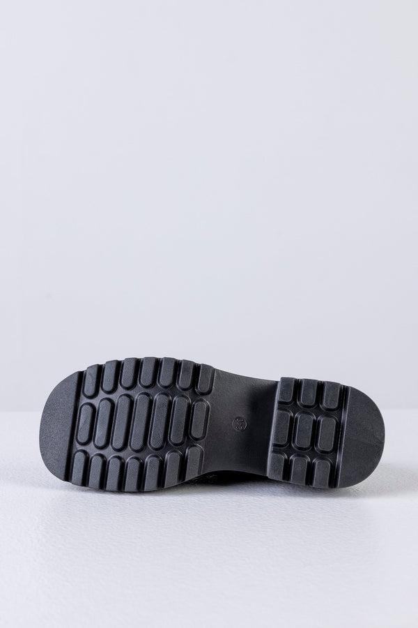 Chaussures à lacets et à semelles épaisses