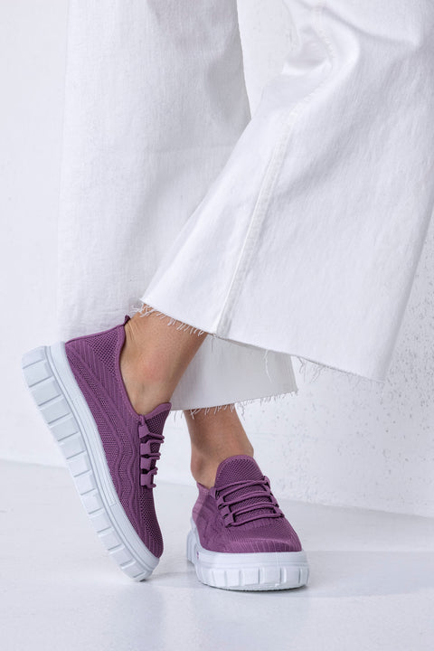 Knitted sneakers with laces