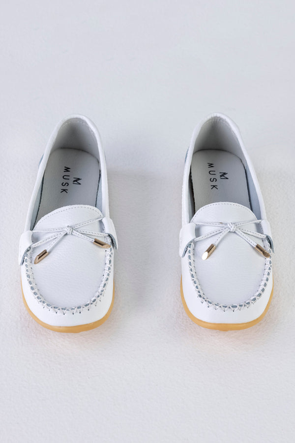 Leather moccasins with ribbon