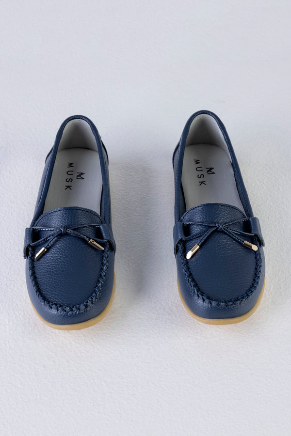 Leather moccasins with ribbon