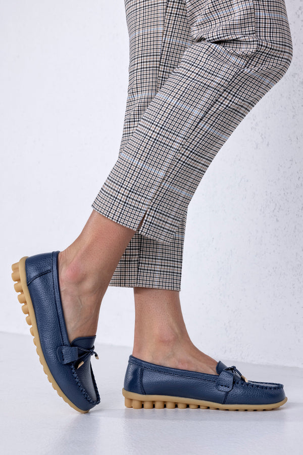 Leather moccasins with ribbon