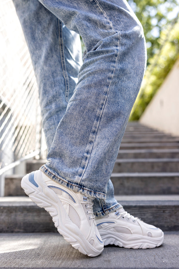 Lace-up fastening sneakers