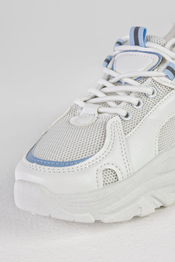 Lace-up fastening sneakers