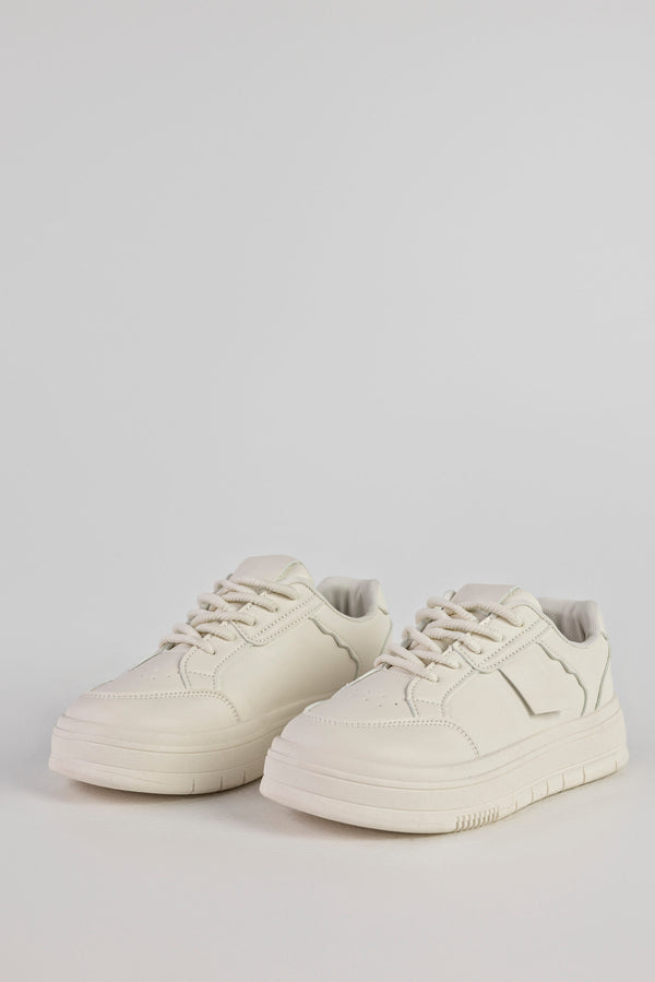 Lace-up fastening sneakers