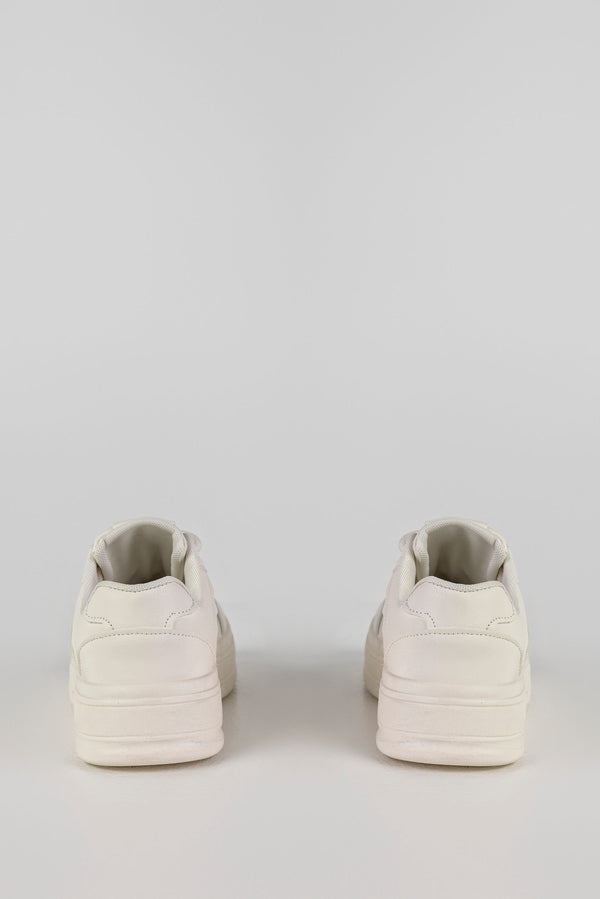 Lace-up fastening sneakers